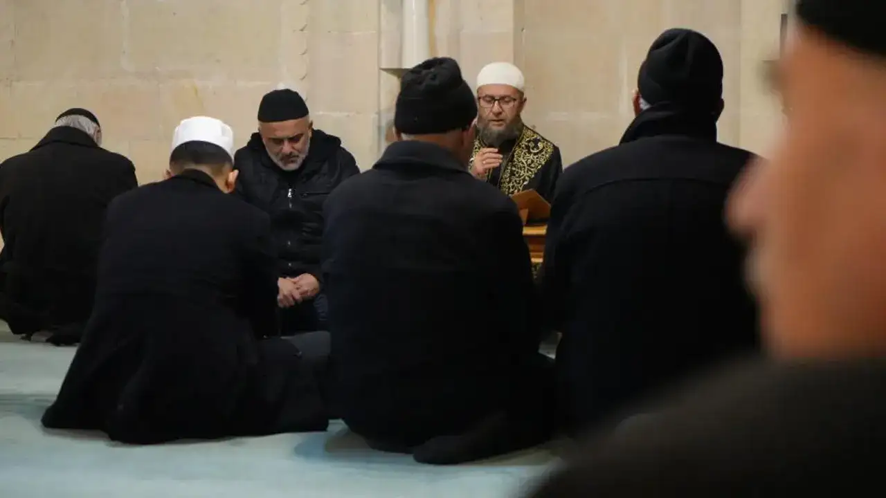 bayburtta-6-subat-deprem-sehitleri-dualarla-anildi