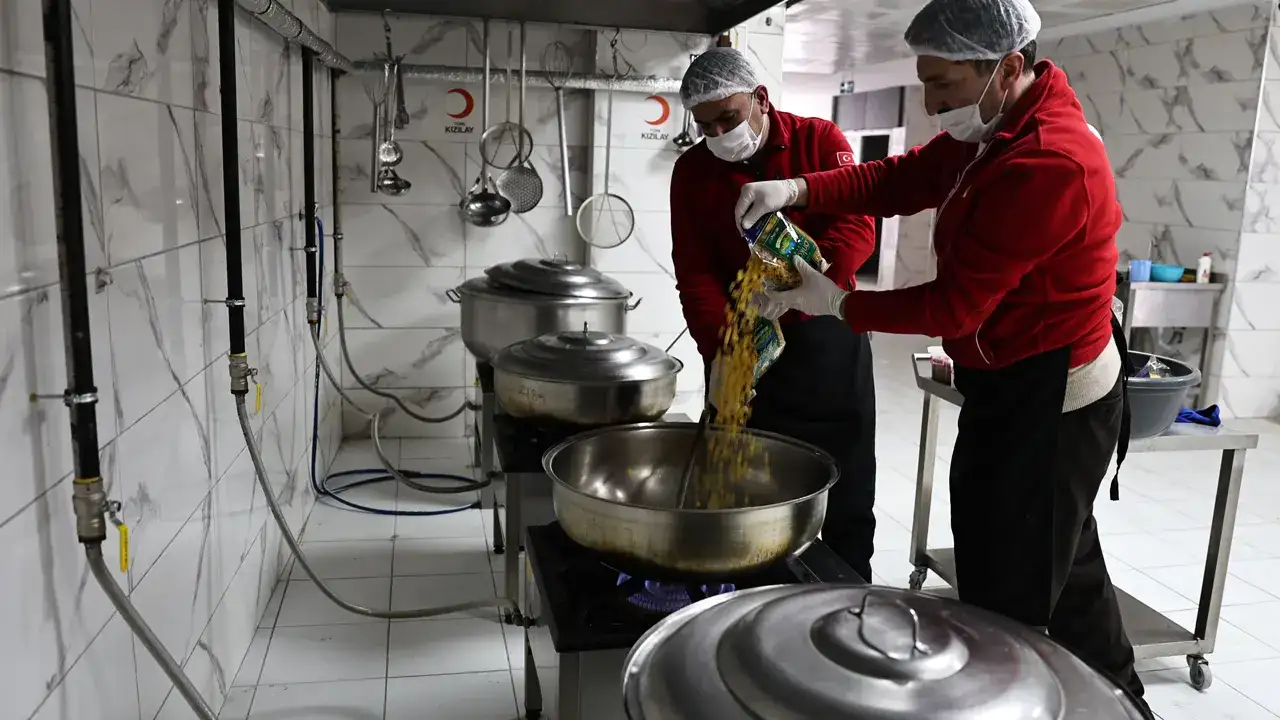 depremzede-asci-bayburtta-kizilay-asevine-gonullu-oldu