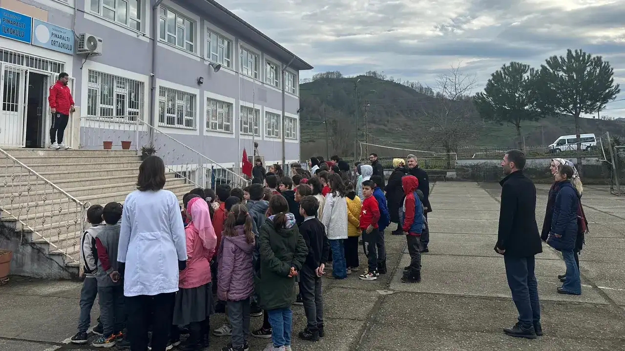 trabzonda-depremde-hayatini-kaybedenlere-saygi-durusu