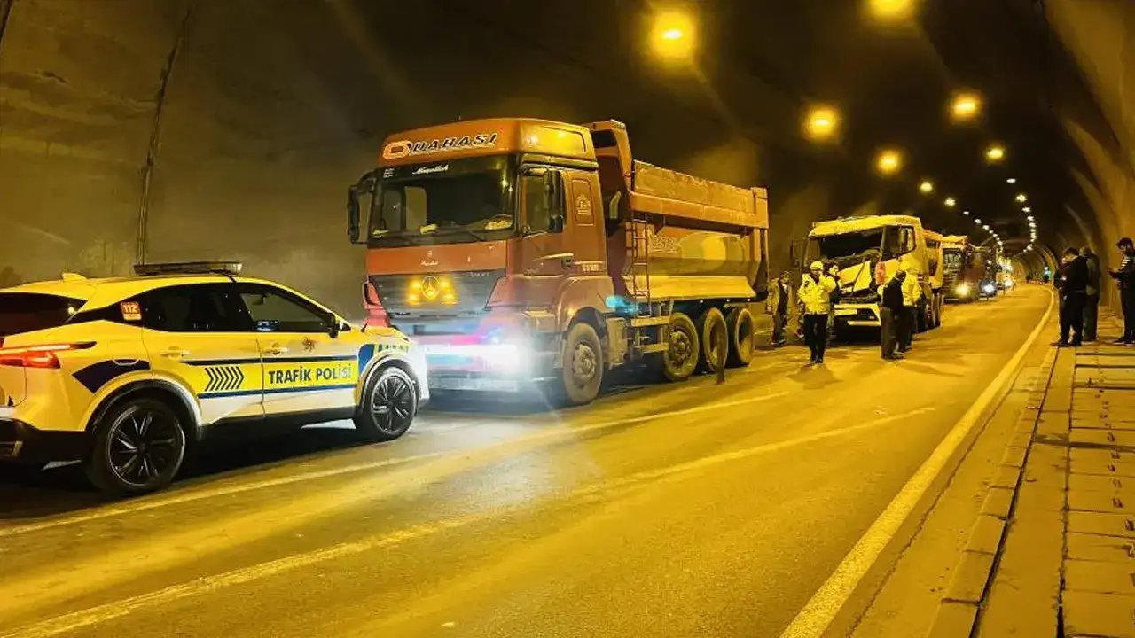 unyede-tunel-icinde-kamyon-kazasi-trafik-kilitlendi