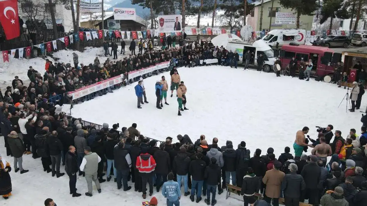 artvinde-300-yillik-gelenek-kar-ustunde-yasatildi