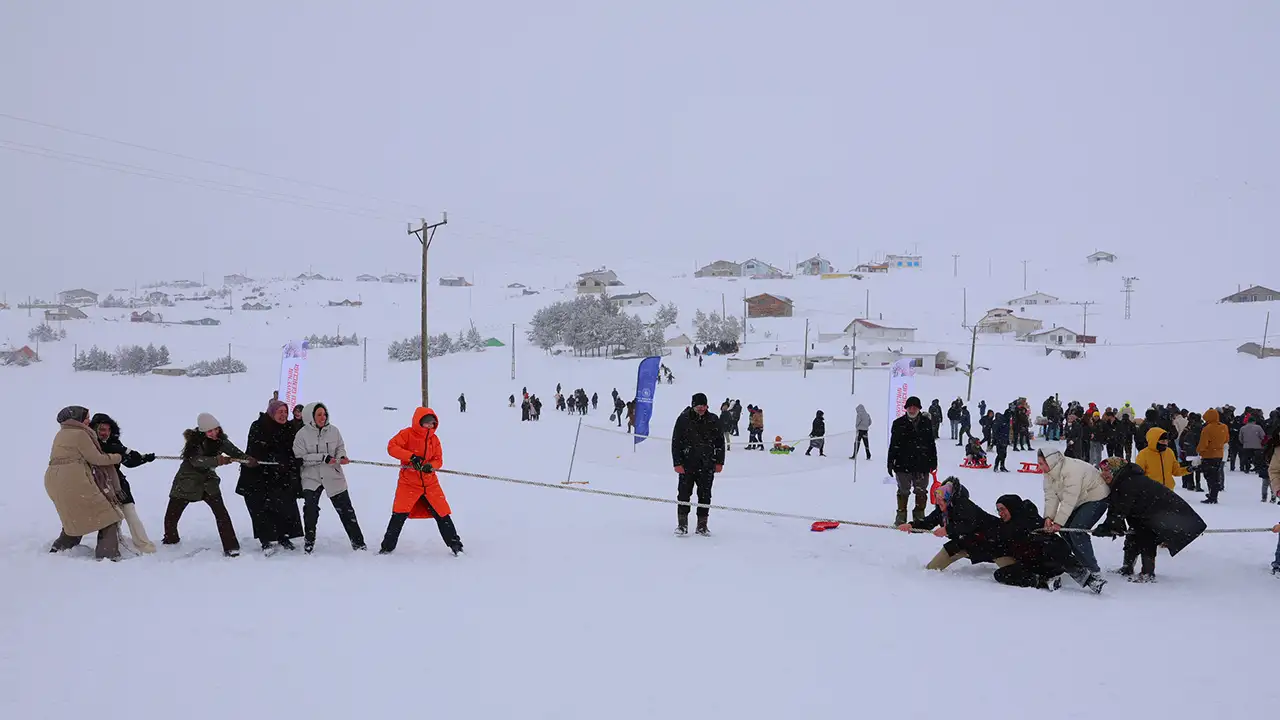 bayburtta-2-bin-400-rakimda-kis-festivali-aydintepe-yaylasina-yogun-ilgi