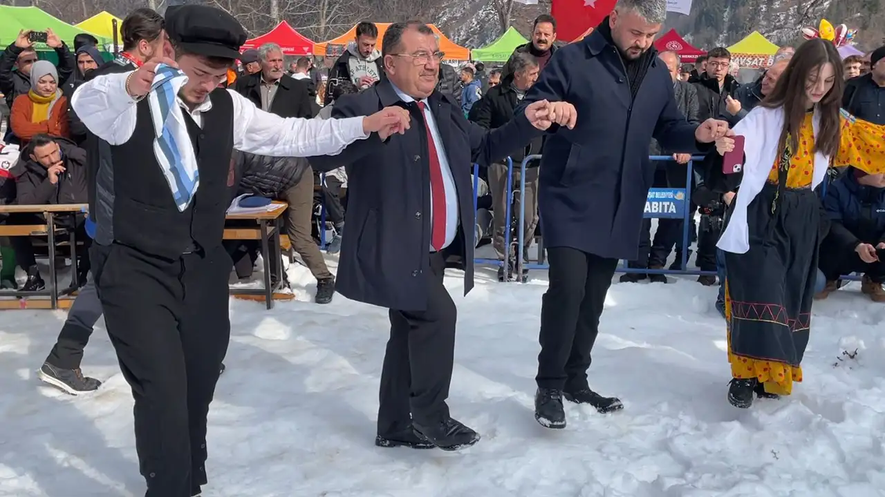 gurcistan-ve-azerbaycandan-pehlivanlar-savsatta-er-meydanina-cikti