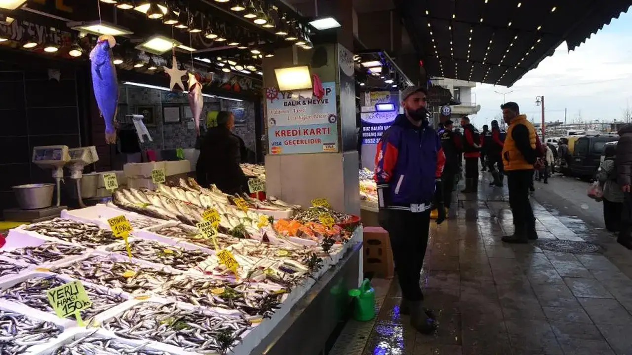 trabzonda-balik-tezgahlarinda-sasirtan-gelisme-yeniden-senlendi