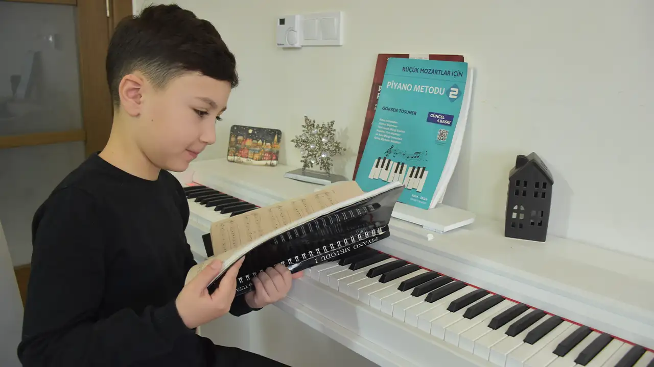 trabzonlu-minik-piyanist-viyanada-sahne-aldi-9-yasinda-resital-verdi