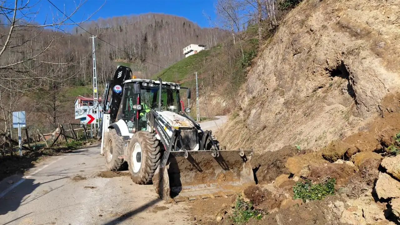 surmenede-hizmet-seferberligi-yol-altyapi-ve-sosyal-tesislerde-es-zamanli-calisma