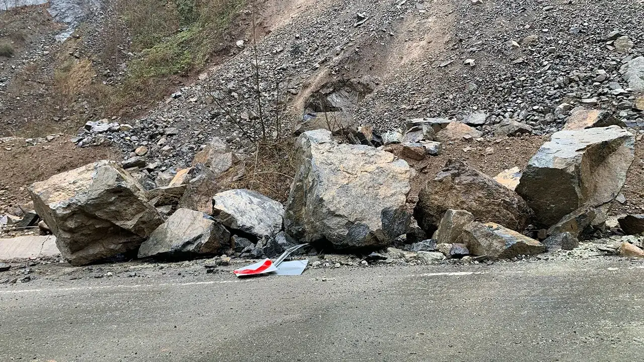 rizenin-cayeli-ilcesinde-meydana-gelen-heyelanin-ardindan-temizlenen-kaptanpasa-koyu-yolu-yamactaki-akintinin-surmesi-ve-yeni-heyelan-riski-nedeniyle-onlem-amacli-tekrar-trafige-kapatildi