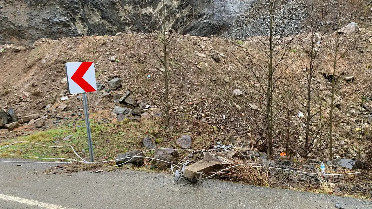 rizenin-cayeli-ilcesinde-meydana-gelen-heyelanin-ardindan-temizlenen-kaptanpasa-koyu-yolu-yamactaki-akintinin-surmesi-ve-yeni-heyelan-riski-nedeniyle-onlem-amacli-tekrar-trafige-kapatildi