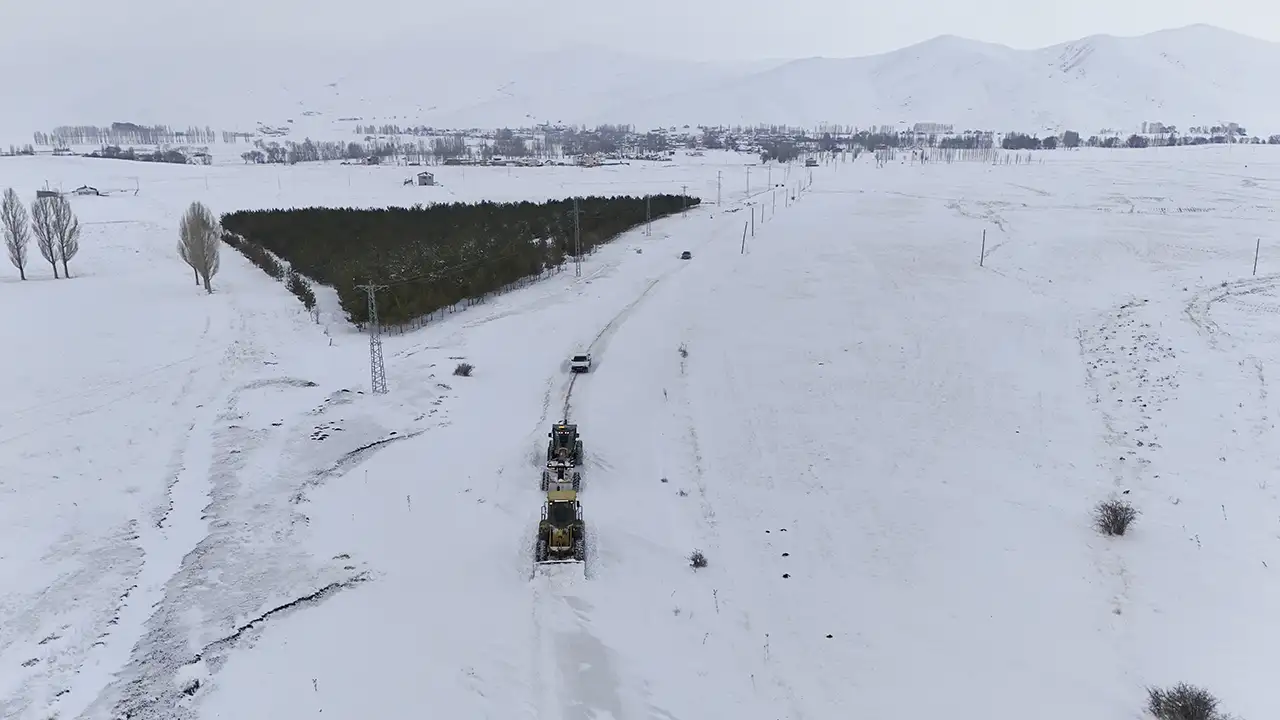 bayburt-ve-gumushanede-kar-etkili-koy-yollari-kapandi