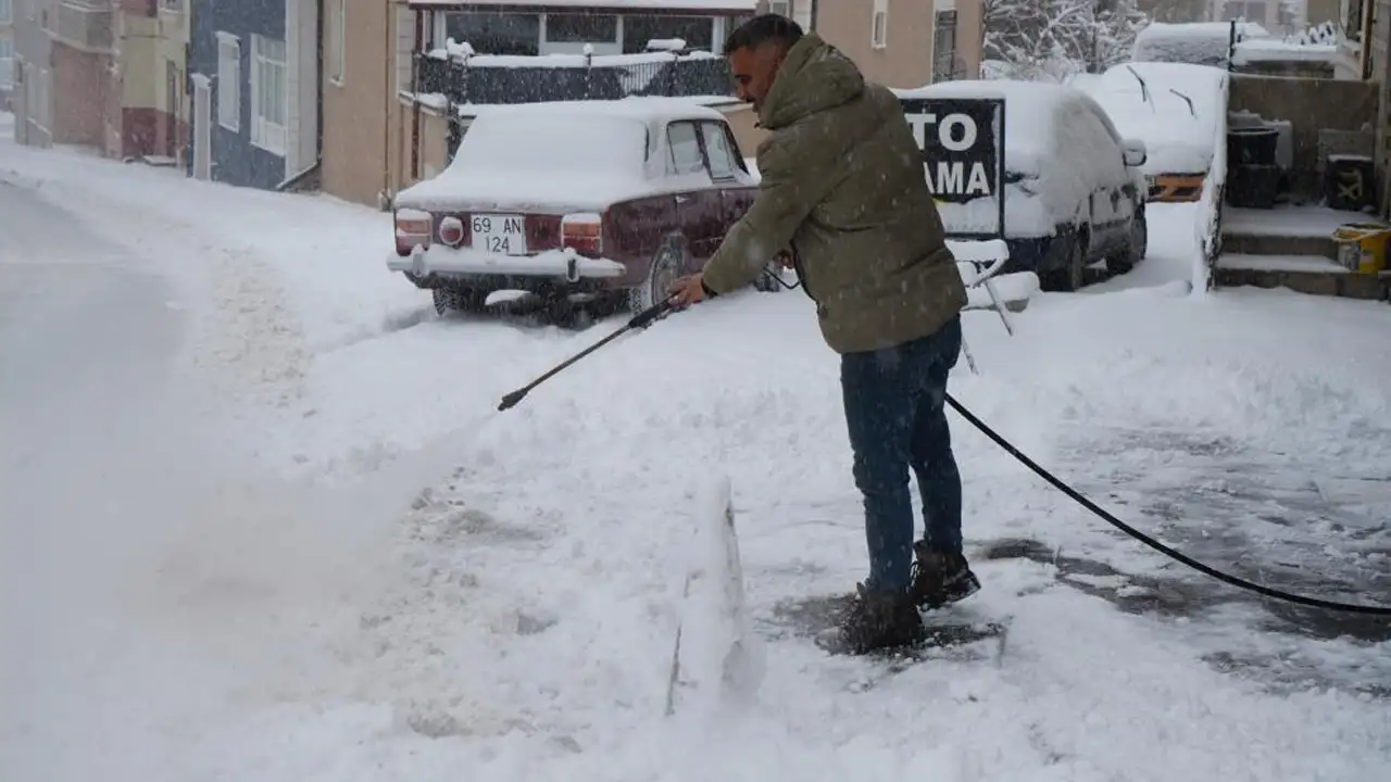 bayburtta-oto-yikamaci-kari-tazyikli-suyla-temizledi