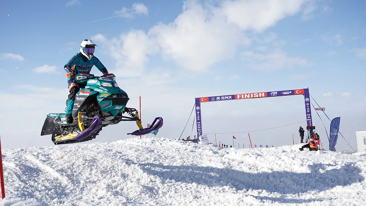 rizede-tas-ocagi-pist-oldu-yayla-spor-merkezine-donustu