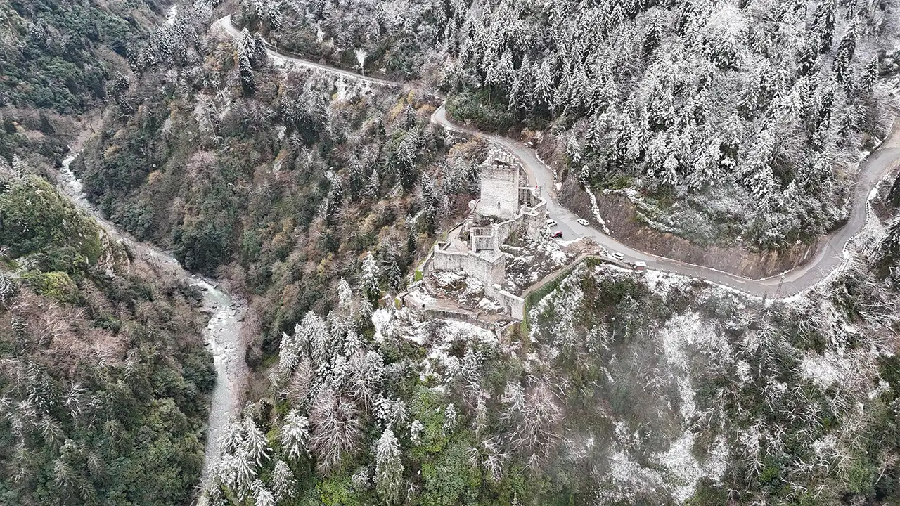 ayder-yaylasi-ve-zil-kalede-kartpostallik-kar-manzarasi