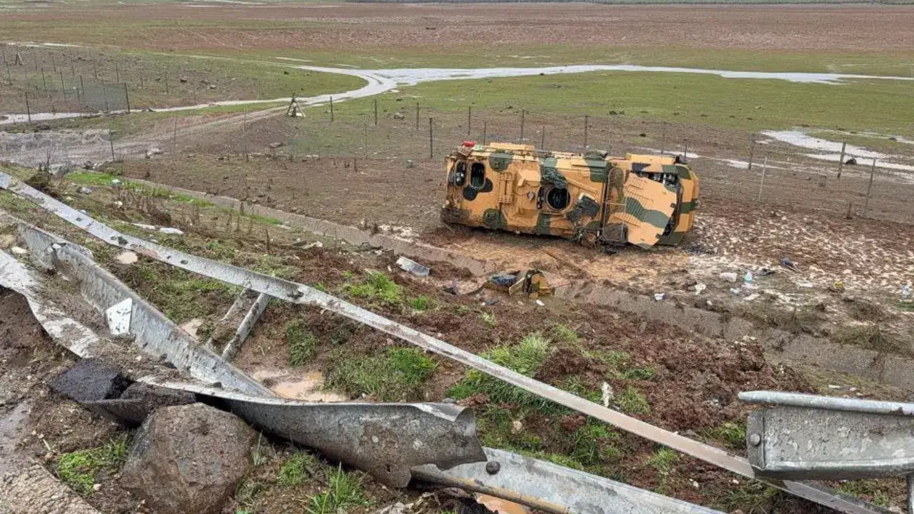 gaziantep-nurdagi-kesiminde-yogun-yagis-nedeniyle-kontrolden-cikan-askeri-arac-bariyerleri-asarak-sarampole-savruldu