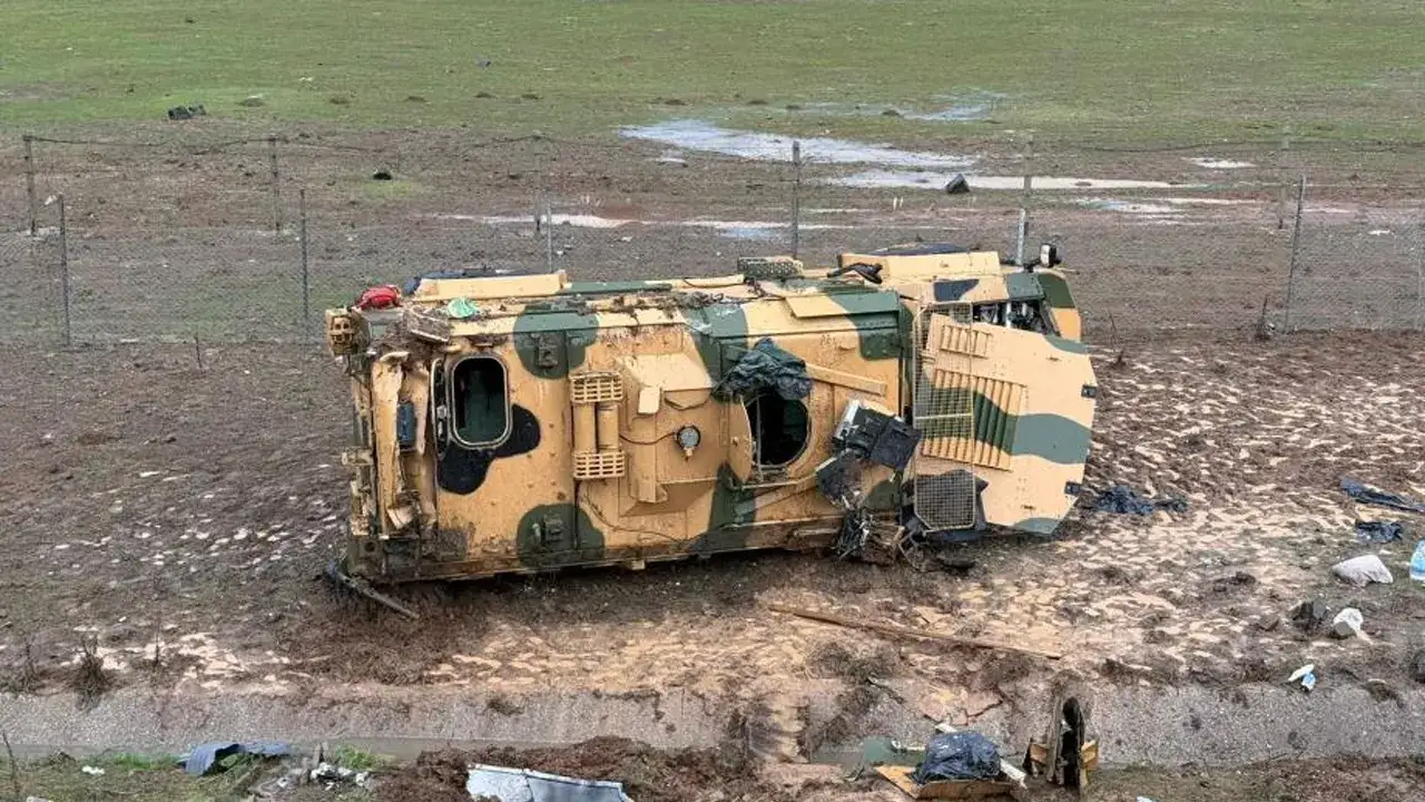 gaziantep-nurdagi-kesiminde-yogun-yagis-nedeniyle-kontrolden-cikan-askeri-arac-bariyerleri-asarak-sarampole-savruldu