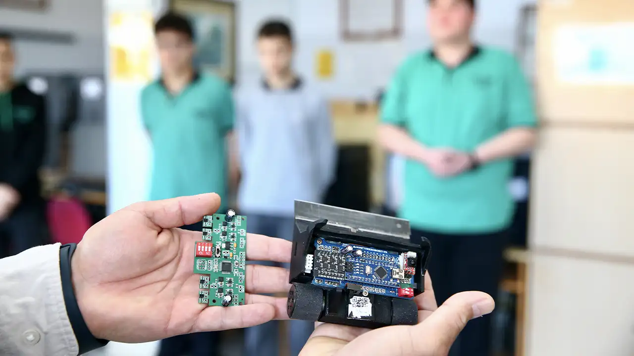 giresunda-ogrenciler-robot-ve-insansiz-hava-araci-gelistirirken-sebze-ve-meyve-de-yetistiriyorlar