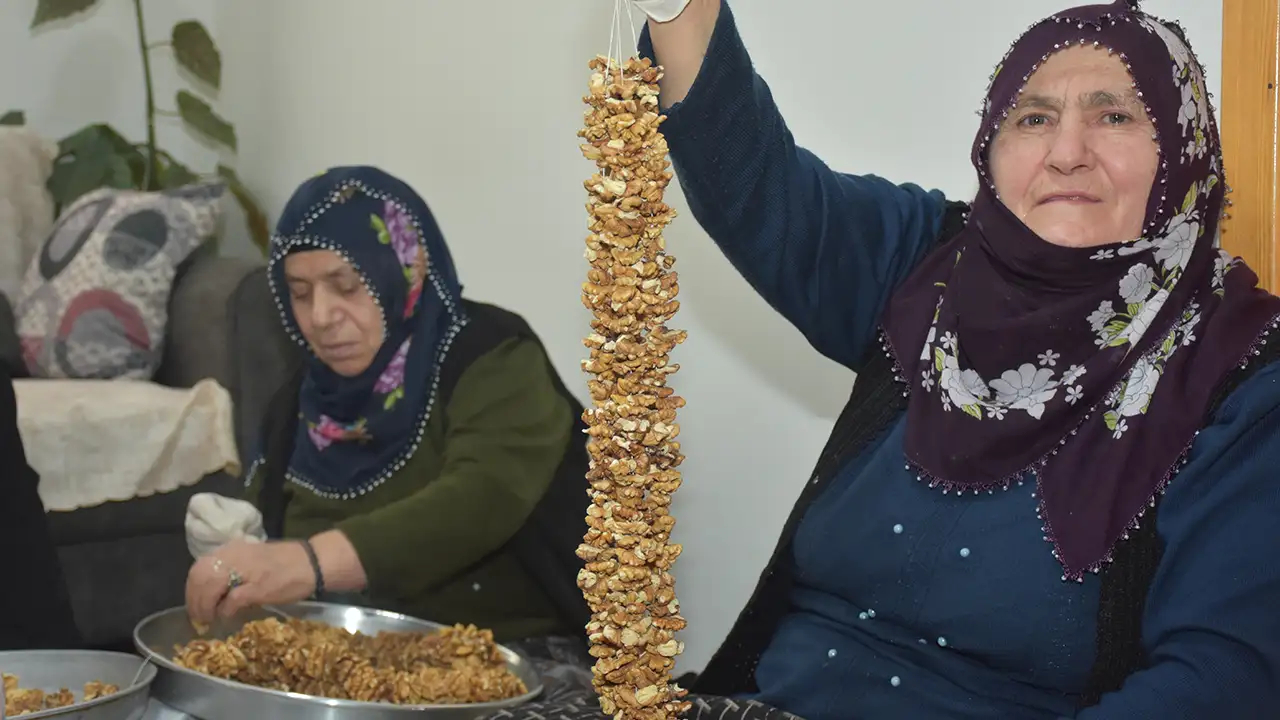 gumushanede-kadinlar-kome-icin-ceviz-diziyor
