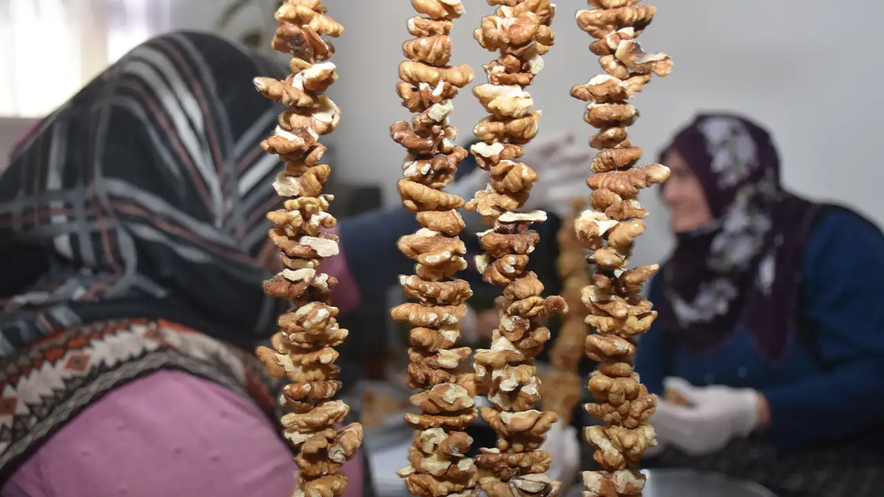 gumushanede-kadinlar-kome-icin-ceviz-diziyor