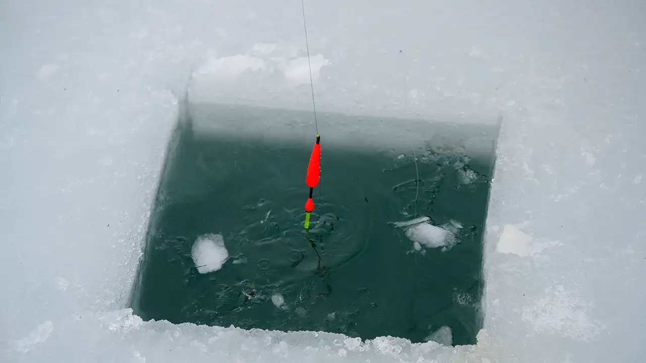 gumushanede-sadak-baraj-golu-buz-tuttu-20-santimetrelik-buzda-balik-avi