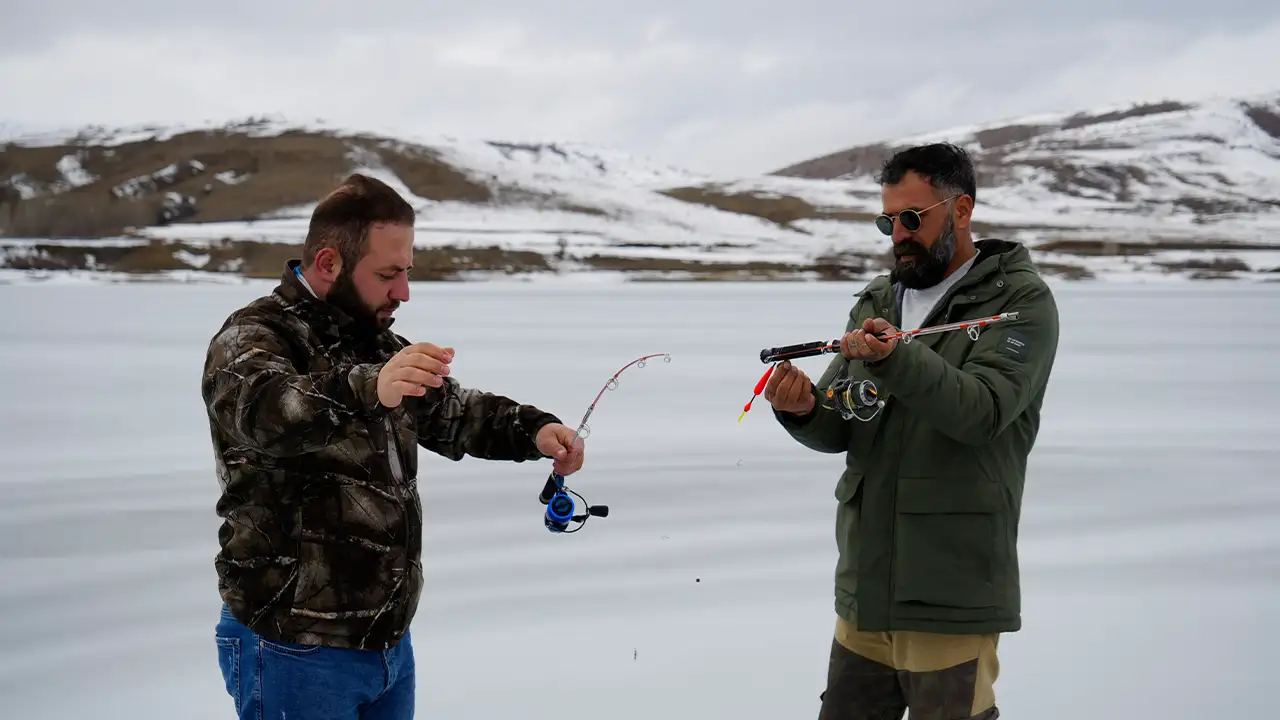 gumushanede-sadak-baraj-golu-buz-tuttu-20-santimetrelik-buzda-balik-avi