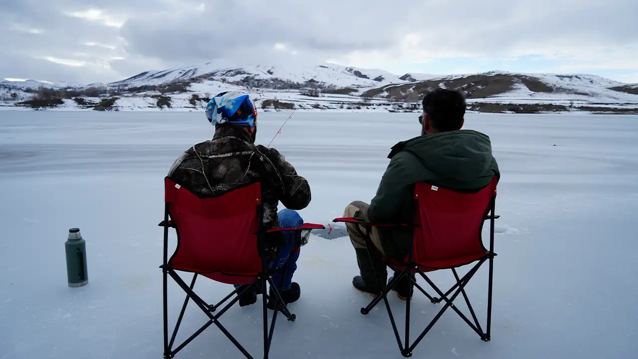 gumushanede-sadak-baraj-golu-buz-tuttu-20-santimetrelik-buzda-balik-avi