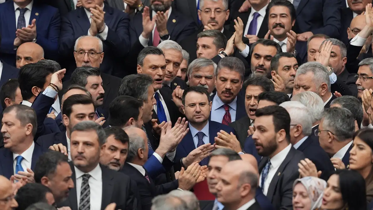 gurlek-ve-ciftci-gecikmeli-yemin-etti-bu-sayede-adalet-bakani-akin-gurlekin-ve-icisleri-bakani-mustafa-ciftcinin-yeminleri-gerceklesti-iki-bakan-da-gorevlerine-baslamis-oldu