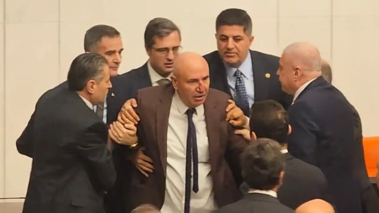 yeni-icisleri-ve-adalet-bakanlarinin-yemin-toreni-oncesi-mecliste-yumruklu-kavga