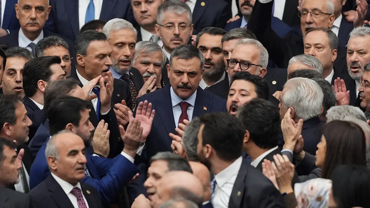 yeni-icisleri-ve-adalet-bakanlarinin-yemin-toreni-oncesi-mecliste-yumruklu-kavga