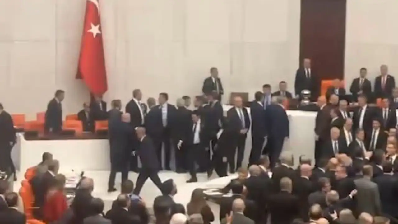 yeni-icisleri-ve-adalet-bakanlarinin-yemin-toreni-oncesi-mecliste-yumruklu-kavga