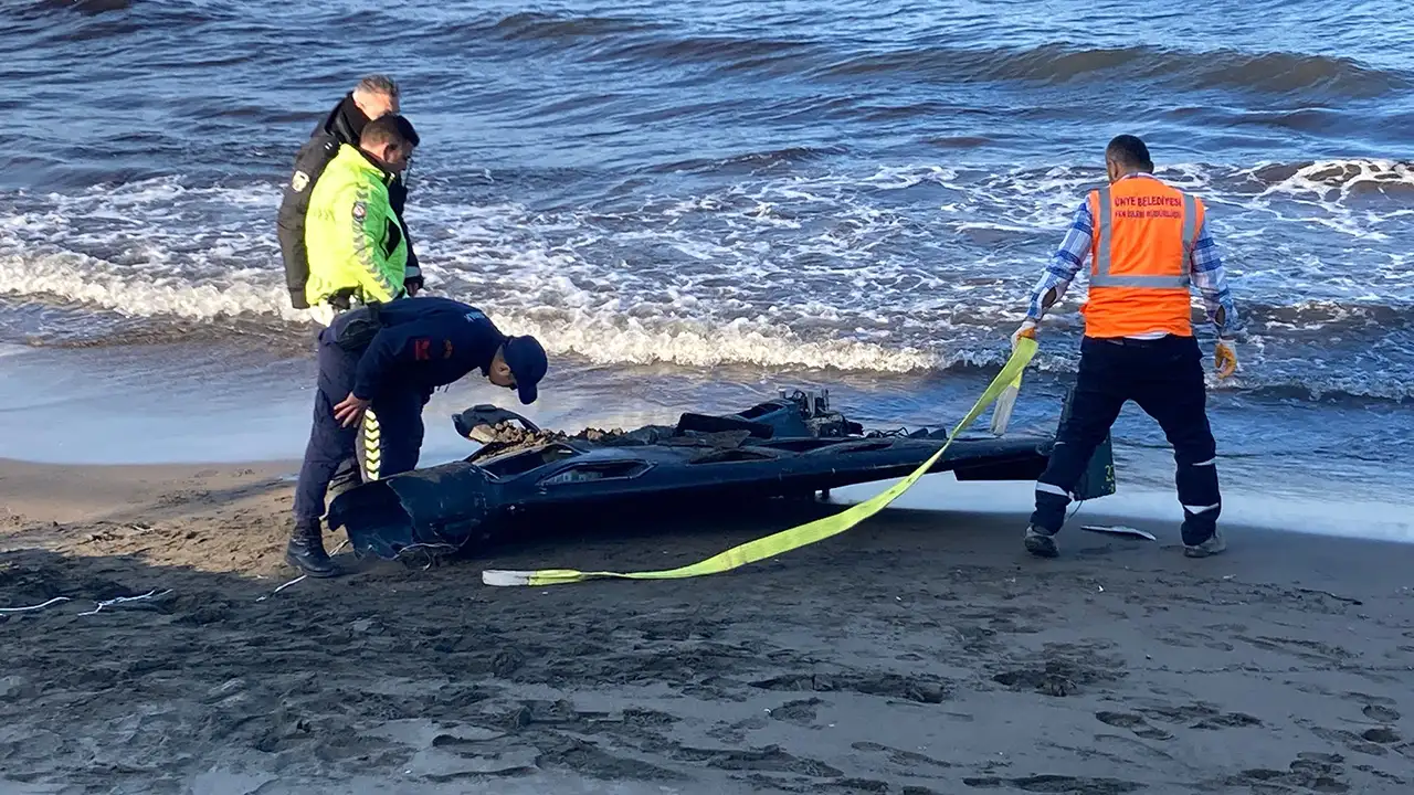 orduda-kiyida-bulunan-insansiz-hava-araci-parcasi-inceleme-yapilmak-uzere-polise-teslim-edildi