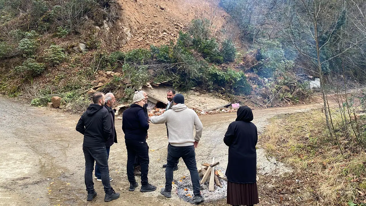 rizede-heyelan-evi-yuttu-kullanilmayan-ev-toprak-altinda-kaldi