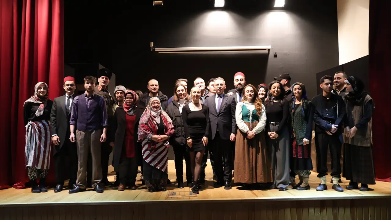 trabzon-sehir-tiyatrosu-ilcelerde-sahne-almaya-devam-ediyor