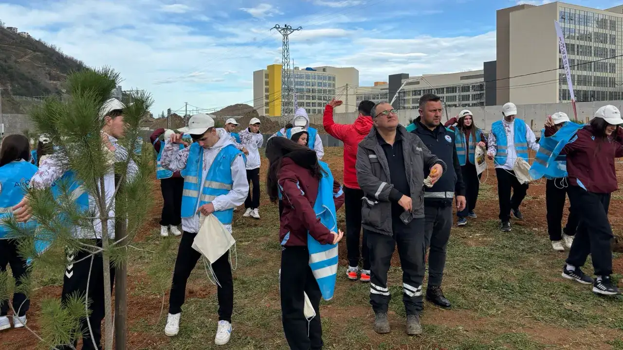 trabzonda-kos-dunyaya-nefes-ol-etkinligi-2-bin-fidan-toprakla-bulusuyor