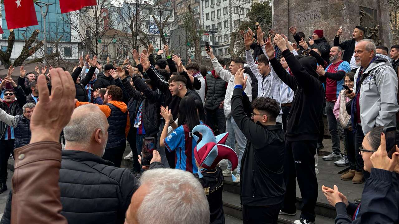 akin-akin-akyaziya-tum-trabzon-bordo-maviye-burundu-once-meydan-sonra-akyazi