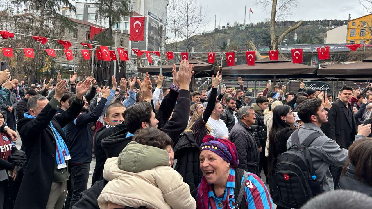 akin-akin-akyaziya-tum-trabzon-bordo-maviye-burundu-once-meydan-sonra-akyazi