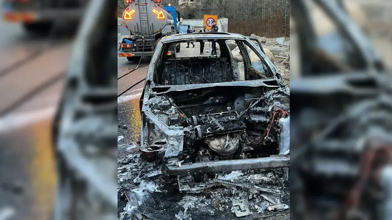 artvinde-seyir-halindeki-arac-yandi