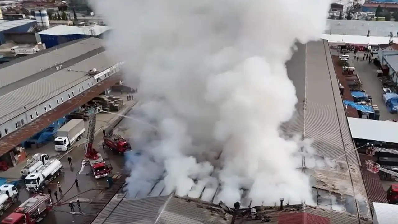 orduda-market-deposunda-yangin-alevler-yan-is-yerine-sicradi