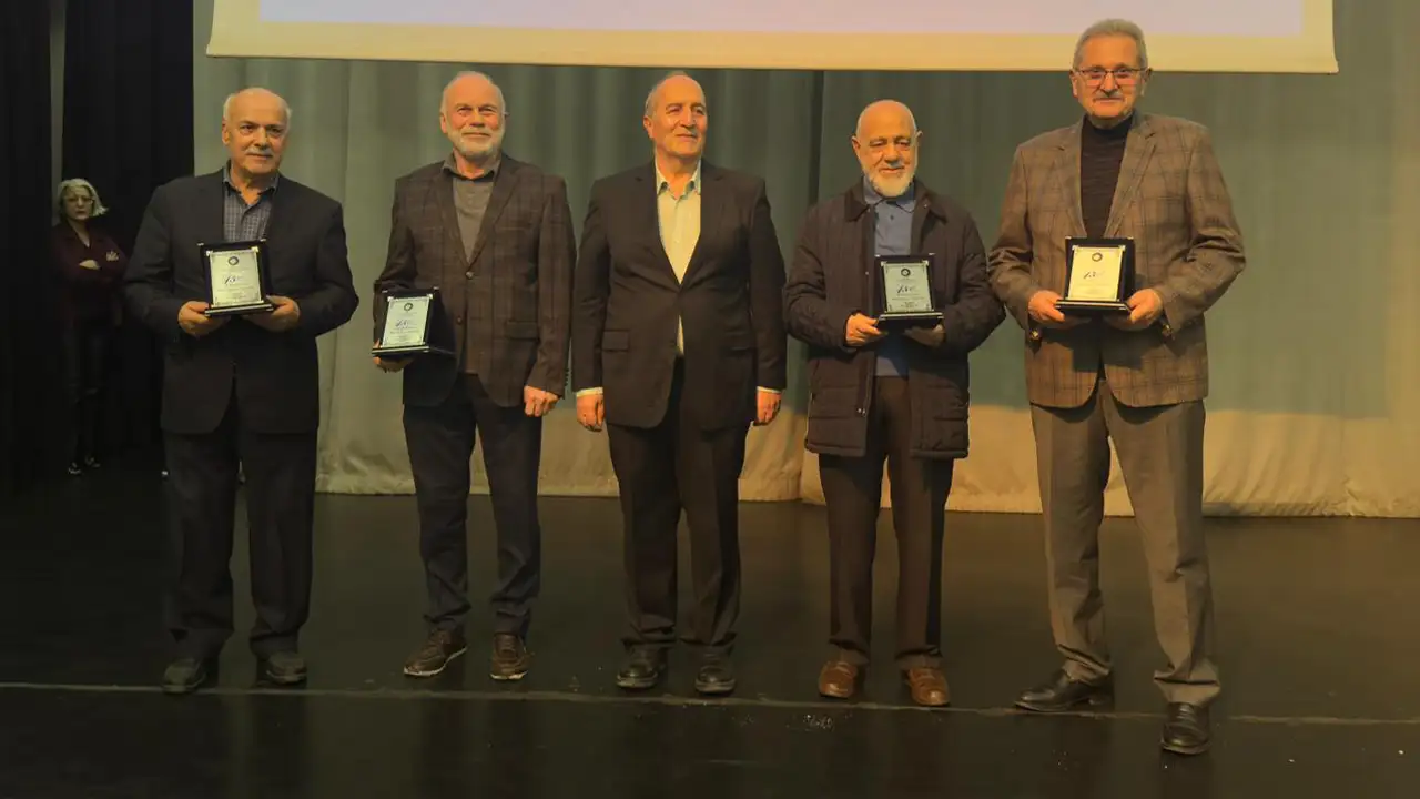 ziraat-muhendisleri-trabzon-subesinden-anlamli-program-50-yillik-emektarlara-plaket-verildi