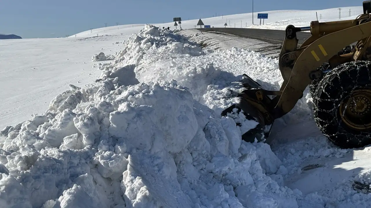 ardahansavsat-yolunda-karla-mucadele-2-bin-470-rakimda-yogun-calisma