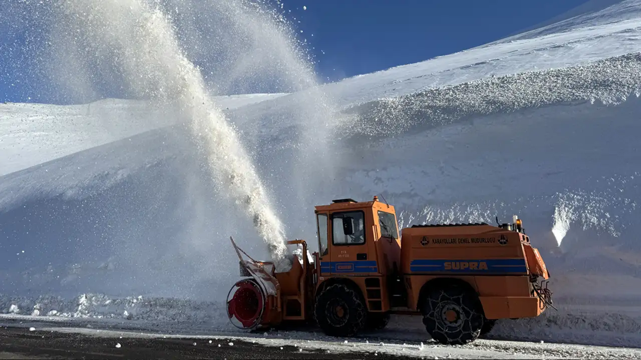 artvin-yolunda-karla-mucadele-araliksiz-suruyor