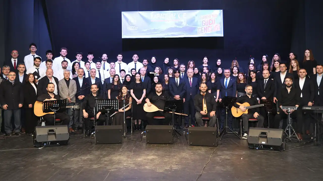 trabzon-genclik-korosundan-karadeniz-turkuleri-konseri