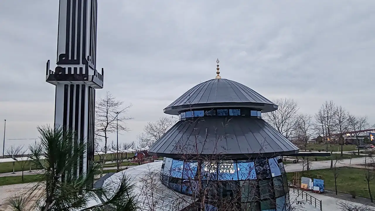 arsine-yeni-simge-deniz-manzarali-cam-camii-hizmete-giriyor