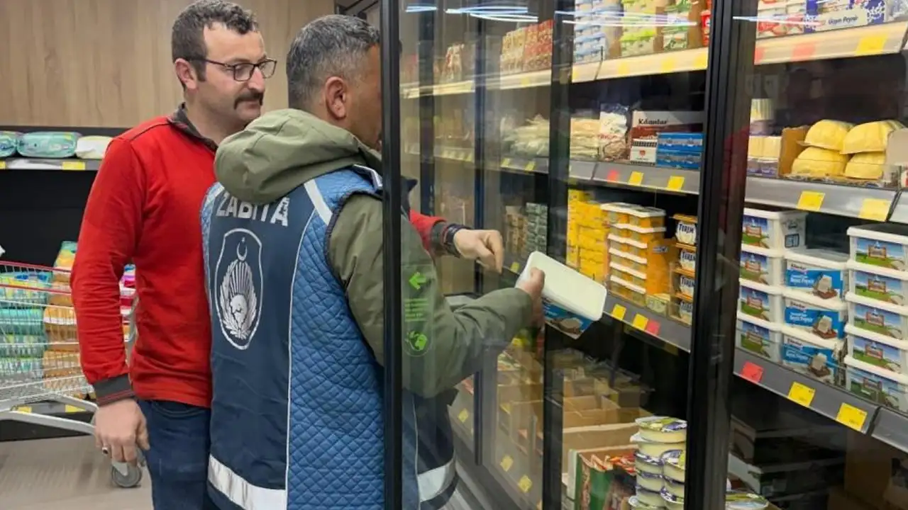 bayburt-demirozunde-zabita-ekiplerinden-market-kontrolu