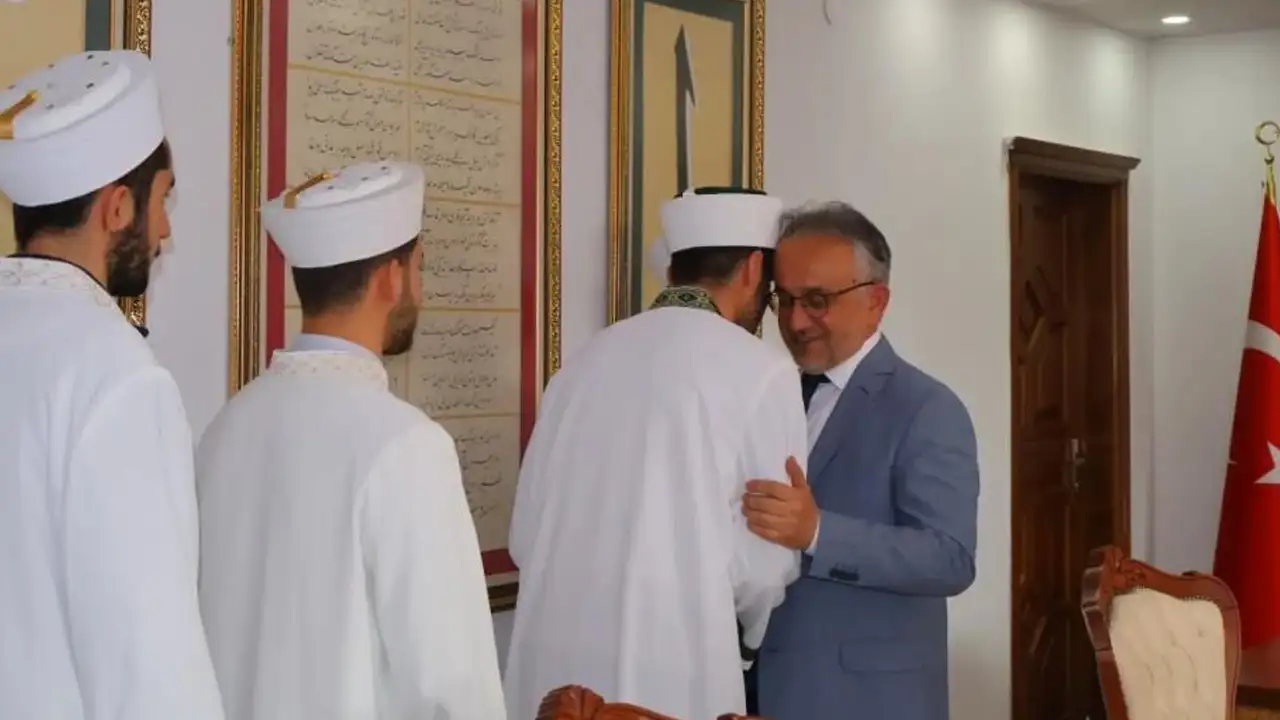 bayburtta-goreve-baslayan-imam-hatiplere-cubbe-toreni