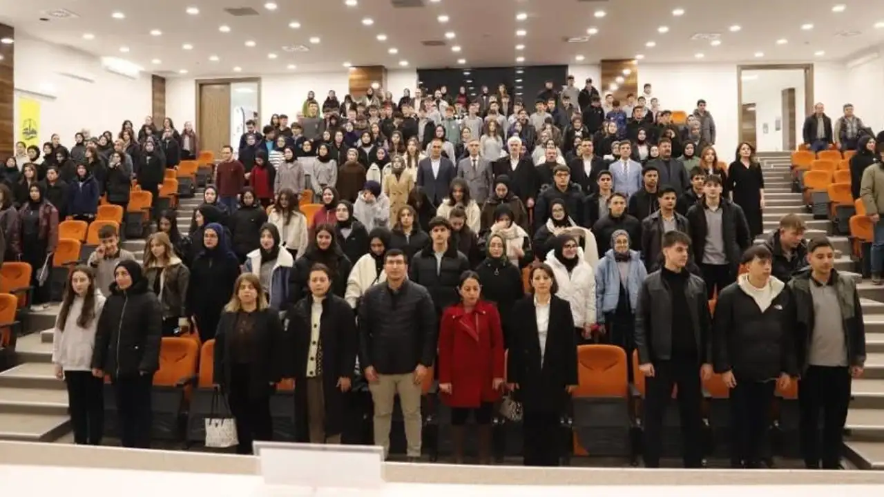 bayburtta-ogrenciler-sosyal-medyayi-munazarada-tartisti