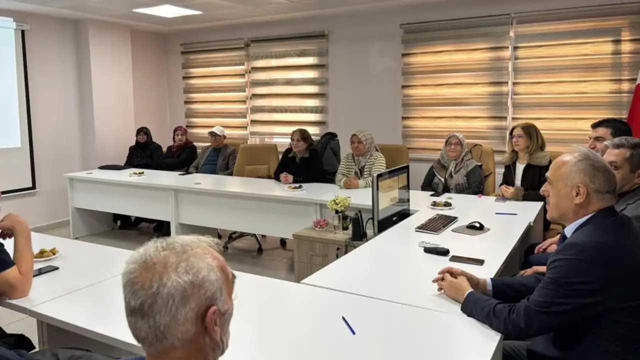 bayburtta-yaslilara-dijital-okuryazarlik-egitimi