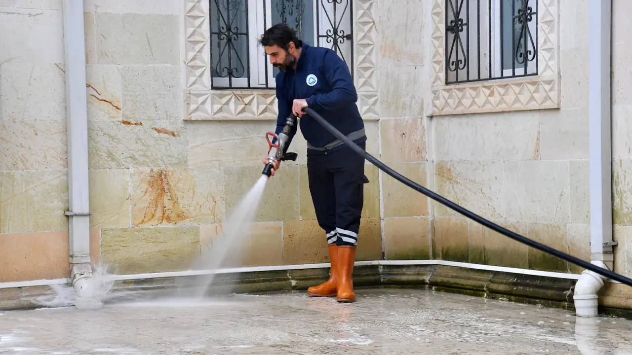 ortahisar-belediyesinden-ramazan-oncesi-camilerde-kapsamli-temizlik