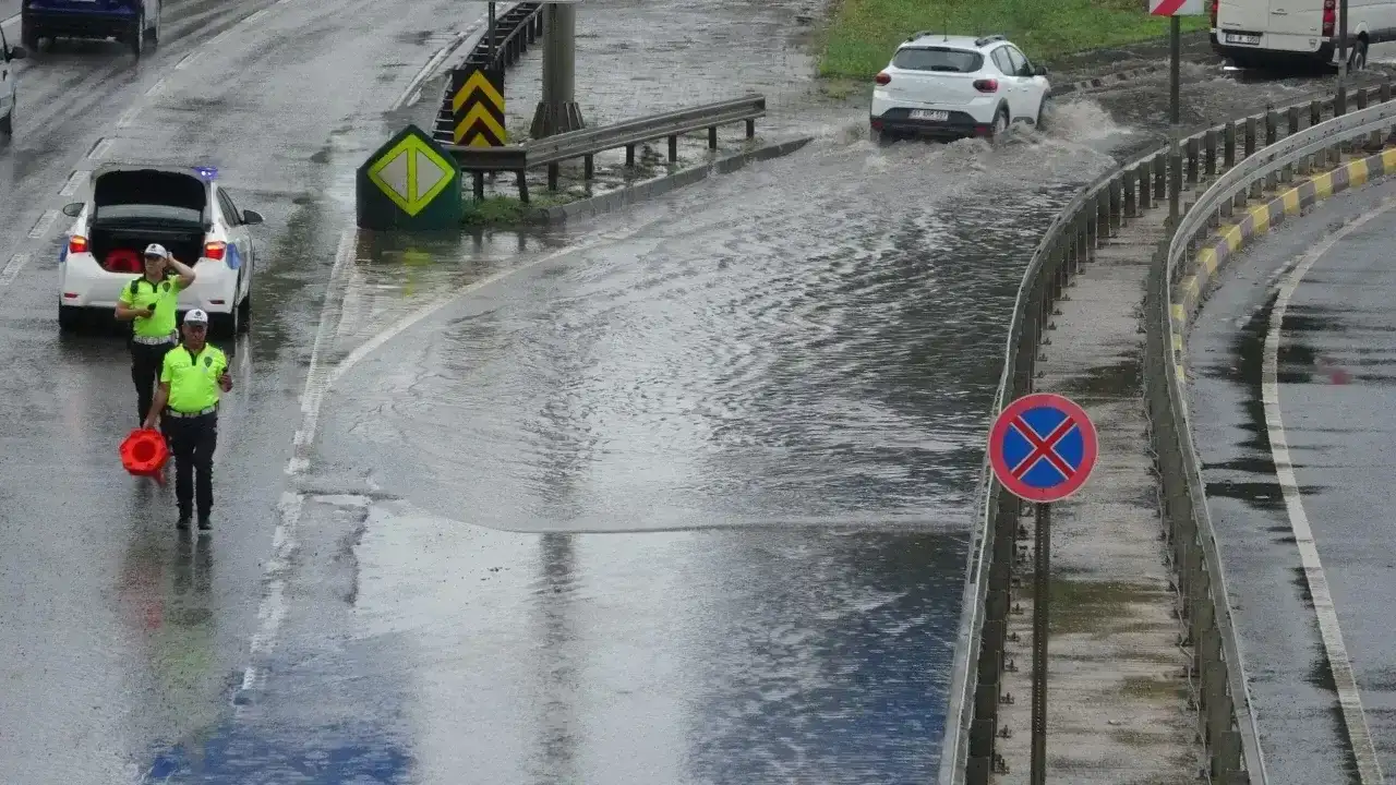 trabzon-icin-kuvvetli-ruzgar-ve-firtina-uyarisi-saat-verildi