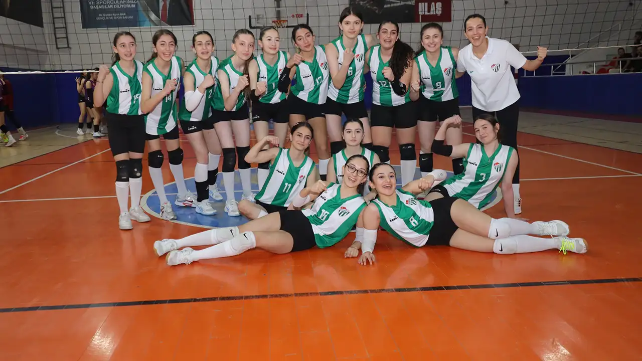 artvinde-yildiz-kizlar-voleybol-heyecani-basladi