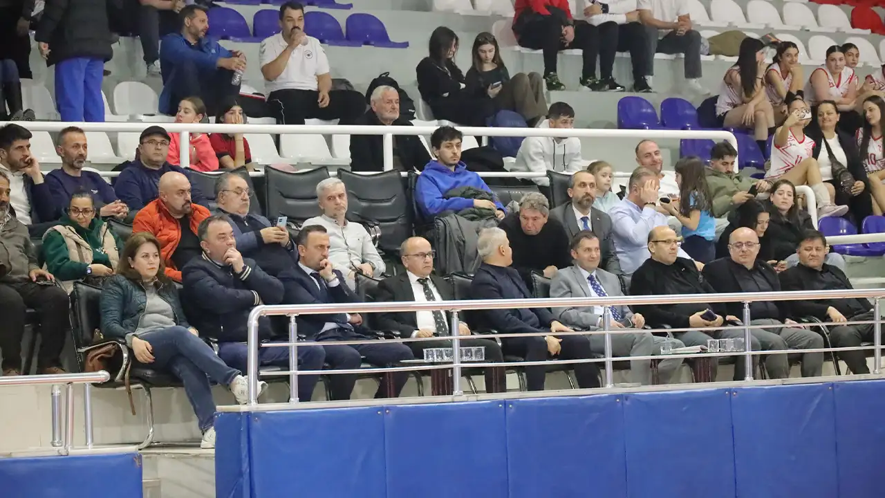 artvinde-yildiz-kizlar-voleybol-heyecani-basladi