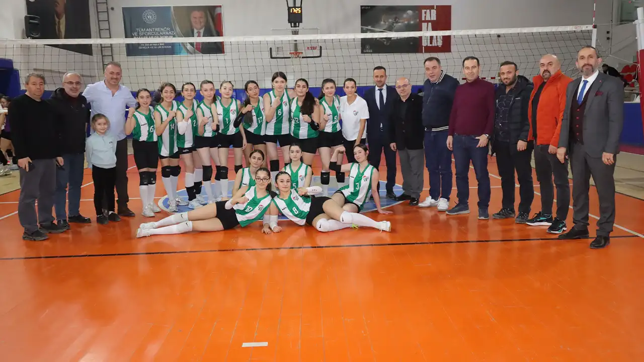 artvinde-yildiz-kizlar-voleybol-heyecani-basladi